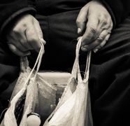 Cardurile de alimente au fost deja încărcate! Primele județe în care beneficiarii au primit cei 125 de lei